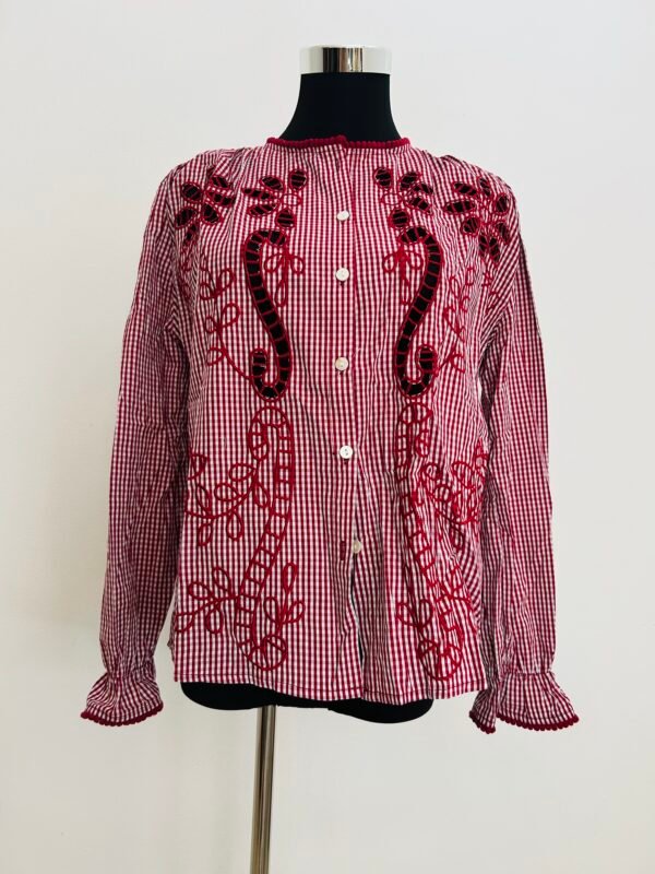 Blusa roja bordado