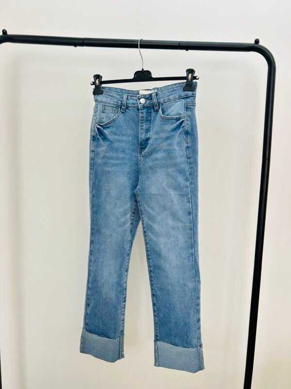 Jeans recto bajo vuelto